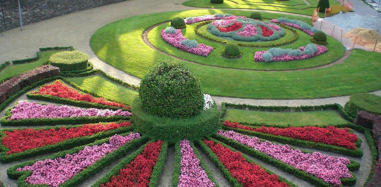 1280px-Jardin_chateau_angers_multicolore 1280px jardin chateau angers multicolore