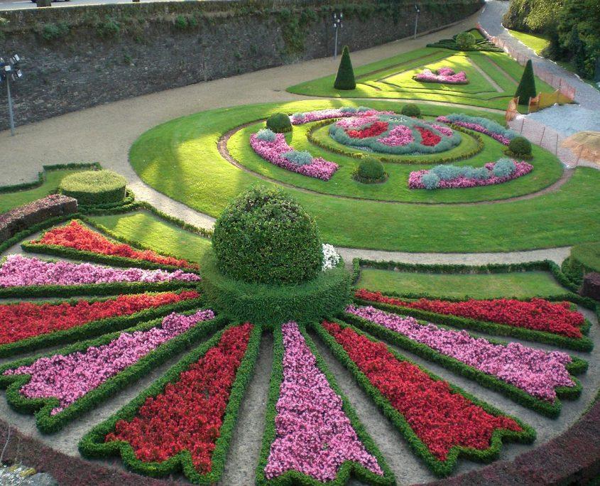 1280px-Jardin_chateau_angers_multicolore 1280px jardin chateau angers multicolore